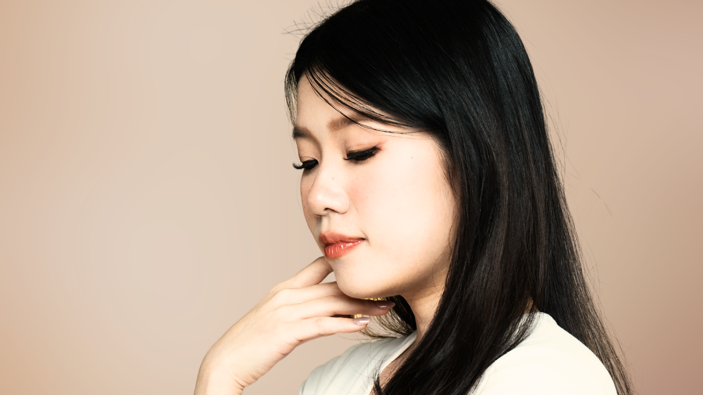 asian female model wearing HanaDolly Agile lashes and flaunting her long, beautiful lashes