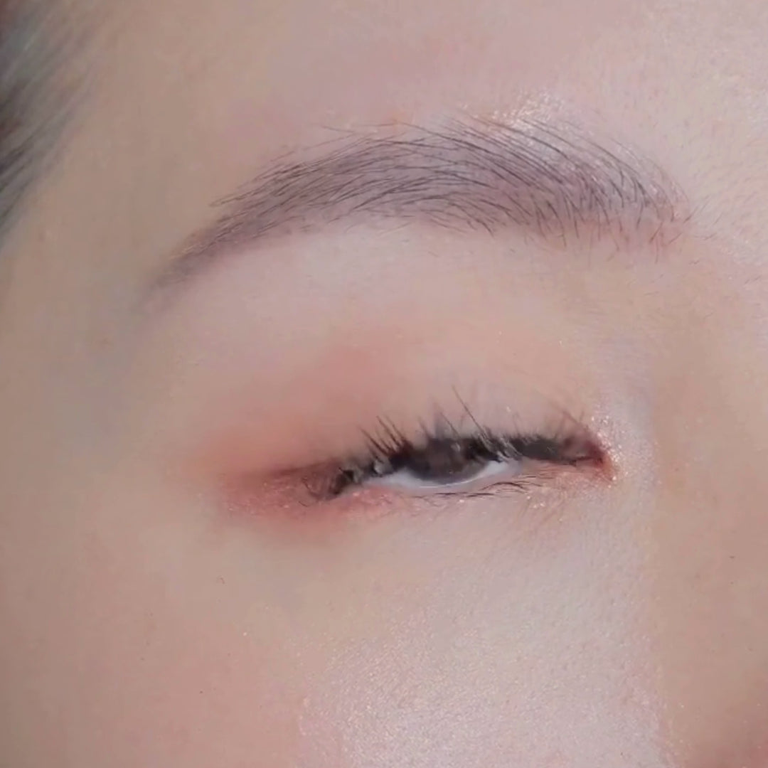 Close up video of a female model's right eye repeatedly blinking and wearing HanaDolly's MANGA lash style to showcase the DIY lashes in action