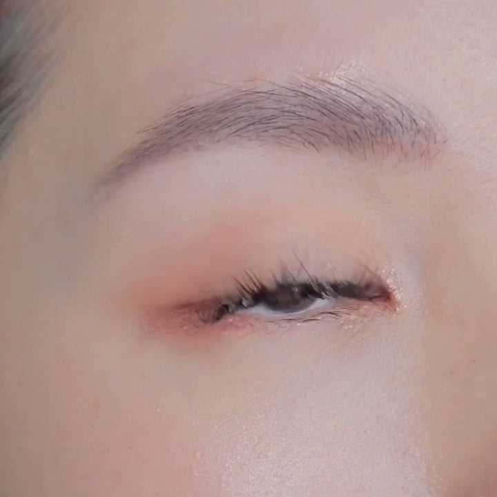Close up video of a female model's right eye repeatedly blinking and wearing HanaDolly's MANGA lash style to showcase the DIY lashes in action