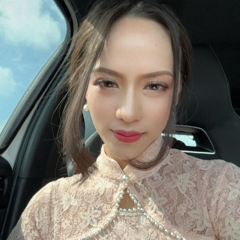 Customer selfie showing soft natural HanaDolly press-on lashes