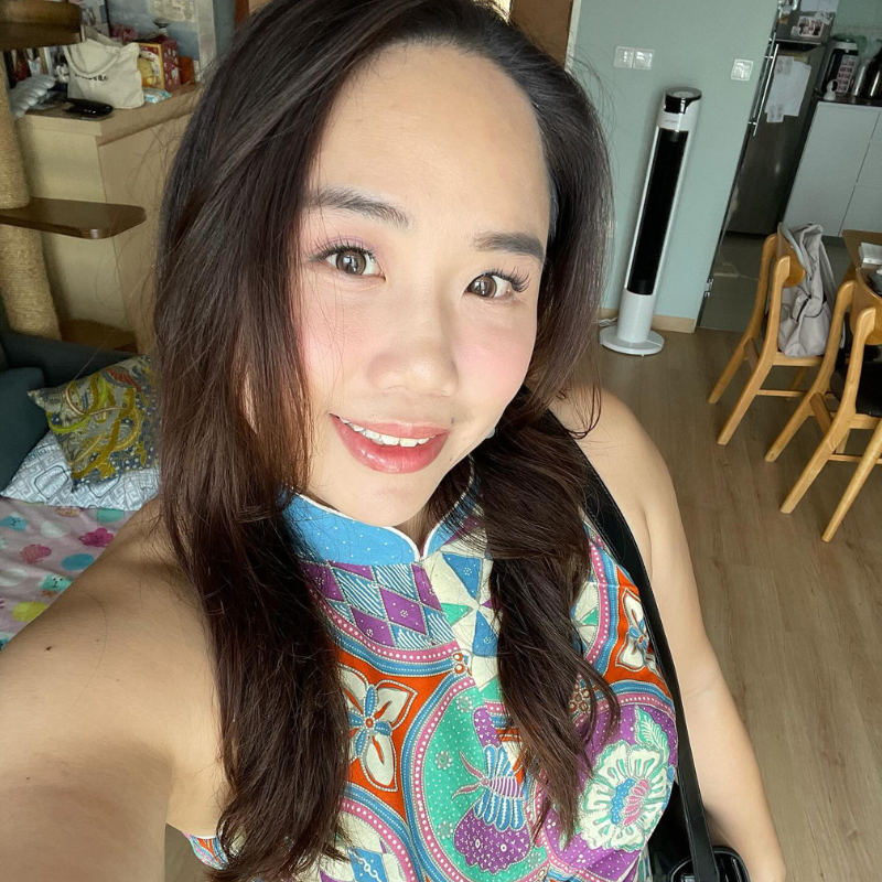 Female customer wearing HanaDolly DIY lash extensions with a natural look
