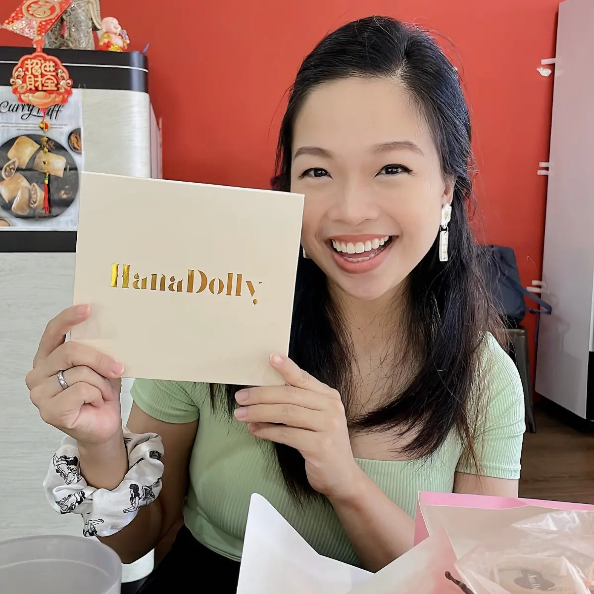 Female customer smiling with HanaDolly DIY lash extensions kit