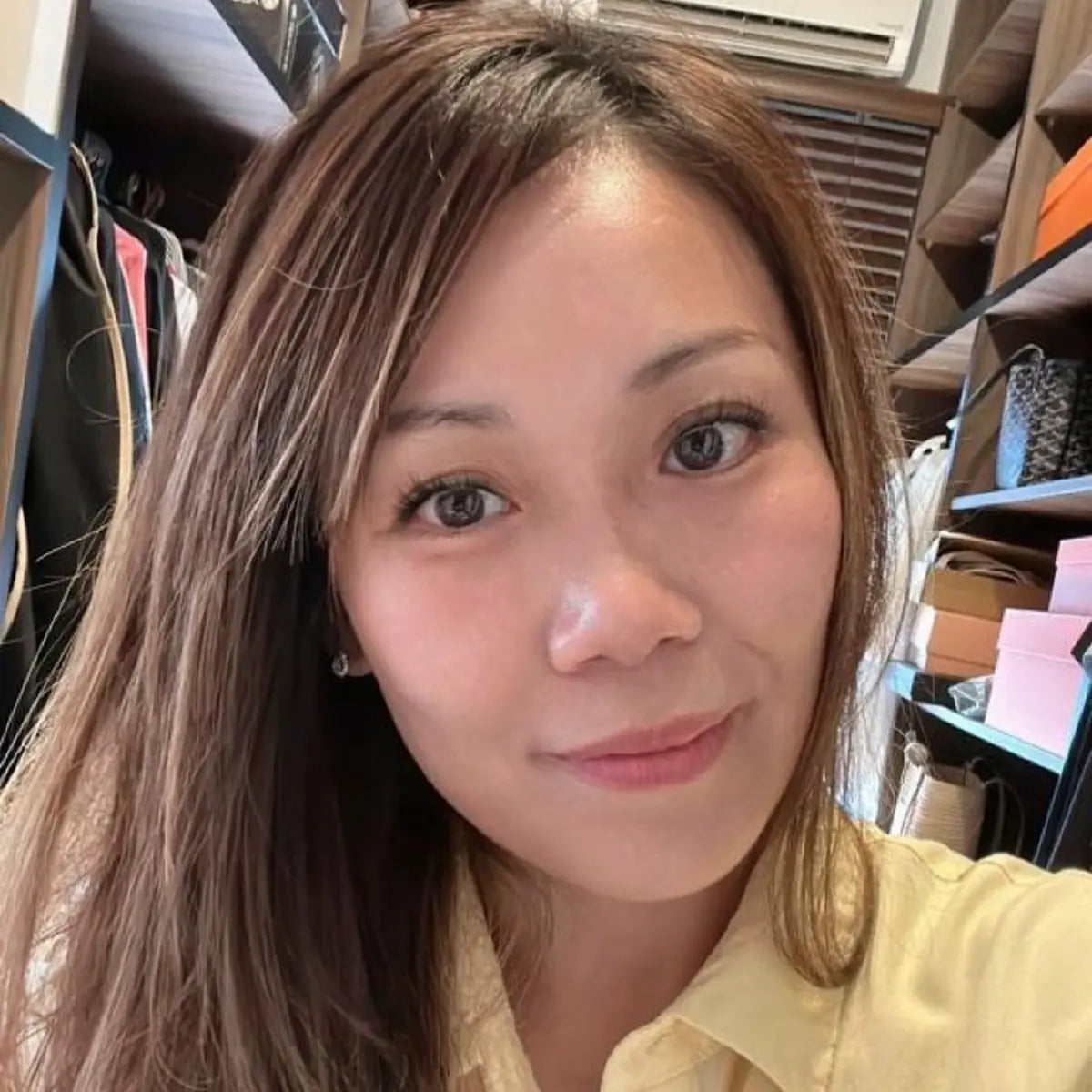 Female customer wearing HanaDolly lashes for a soft everyday look