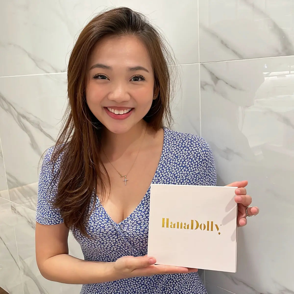 Happy HanaDolly customer showing her DIY lash extensions kit