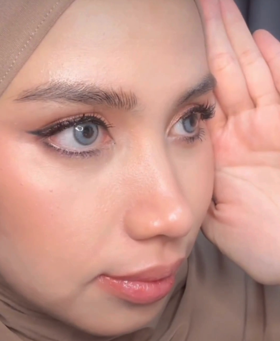 Close-up of woman wearing HanaDolly no glue press-on lashes