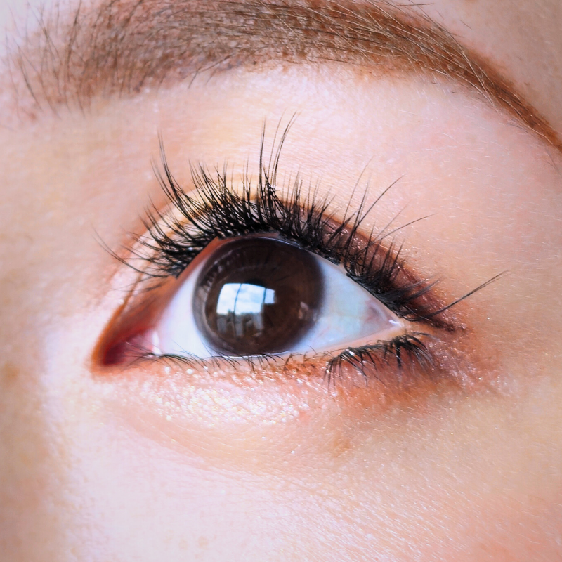 Close-up of lightweight HanaDolly press-on lashes on natural eye